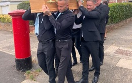 Vừa nhìn quan tài của con trai, cha ngã quỵ và tử vong ngay tại đám tang