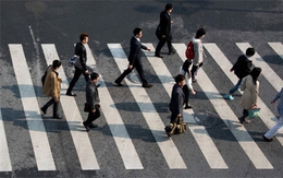 Người đi bộ không cần giơ tay sang đường trong trường hợp nào?
