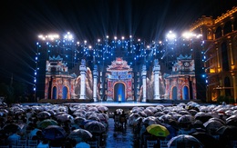 Thí sinh Miss Grand Vietnam 2025 đội mưa trình diễn trang phục dân tộc