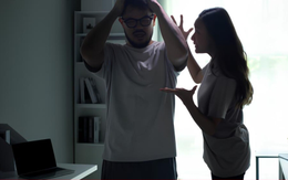 Muốn ly hôn vì chỉ cần quên đóng chai nước cũng bị vợ đay nghiến cả ngày