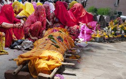 Đang tổ chức đám tang, gia đình bỗng bàng hoàng vì "thi thể" có 2 dấu hiệu