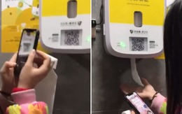 Nhà vệ sinh 'thông minh' của Trung Quốc bắt người dùng xem quảng cáo để lấy giấy vệ sinh