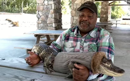 Mang cá sấu 'chữa lành' vào siêu thị Mỹ, người đàn ông bị từ chối gây tranh cãi