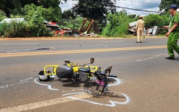 CLIP: Xe máy tông xe đạp điện khiến 1 học sinh mồ côi tử vong tại Đắk Lắk