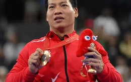 Lực sĩ thể thao người khuyết tật Lê Văn Công được Đại sứ quán Pháp tặng huy chương thanh niên