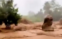 Kinh hoàng cơn lũ ống cuồn cuộn ở Khánh Hòa