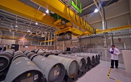 Áp hàng nghìn lệnh trừng phạt Nga nhưng Mỹ thừa nhận chưa thể 'cai nghiện' mặt hàng chiến lược của Moscow, đều đặn chi hàng trăm triệu USD mỗi năm