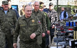 Đích thân Tổng thống Putin kiểm tra vũ khí tại thao trường Mulino