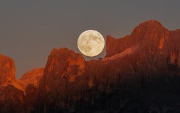 Mặt trăng đang xa dần Trái đất, nhà khoa học cảnh báo gì?