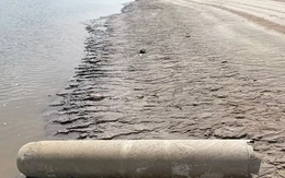 Phát hiện vật thể lạ lớn bất thường nằm ven bờ sông Đà