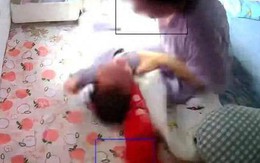 Camera ghi lại cảnh người giúp việc bạo hành bé 3 tháng tuổi: Bé bị giật mạnh, nhồi nhét ti giả vào miệng