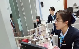 Đi rút 900 triệu người thân ở nước ngoài gửi về xây nhà, nhân viên ngân hàng nói nhỏ: Tài khoản = 0, đã rút sạch cách đây 2 ngày