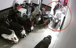 Clip gây phẫn nộ: Gã đàn ông bịt mặt xông vào chung cư mini ở Hà Nội, sàm sỡ cướp túi xách khiến cô gái hoảng loạn trong đêm