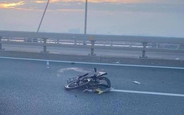Người đàn ông đạp xe đi ngược chiều trên cầu Nhật Tân, tông thẳng đầu ô tô