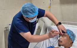 Thứ trưởng Bộ Y tế cứu người gặp tai nạn trên cầu Nhật Tân