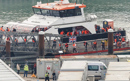 Người di cư đầu tiên bị trục xuất theo thỏa thuận "một vào, một ra" giữa Anh và Pháp