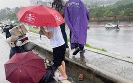 Cô gái ở Hà Nội nghi bị sét đánh tử vong trong cơn mưa giông: Mũ bảo hiểm cháy xém, vỡ đôi