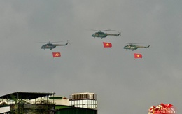 Cận cảnh khoảnh khắc biên đội trực thăng mang cờ Đảng, cờ Tổ quốc tung bay trên Quảng trường Ba Đình sáng 2/9