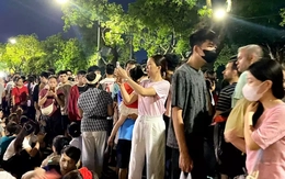 Hàng vạn người đổ về Hồ Gươm chờ 'đại tiệc' pháo hoa mừng Quốc khánh 2/9