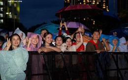 Người dân TP.HCM 'đội mưa' chờ xem pháo hoa mừng Quốc khánh 2/9