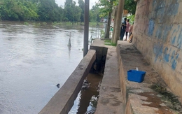 TP HCM: Tìm kiếm nam thanh niên nghi trượt chân xuống sông mất tích