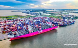 Siêu tàu màu hồng lớn nhất từ trước đến nay cập cảng miền Bắc Việt Nam: Ai đứng sau?