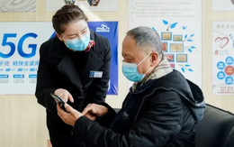 3 cụ già mang 999 tờ tiền có mệnh giá hơn 1.696 tỷ đồng đến ngân hàng gửi tiết kiệm, giao dịch viên nhận tiền nhưng sau đó báo cảnh sát