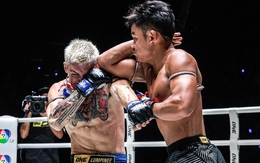 Đấm trượt đối thủ, võ sĩ muay Thái bất ngờ ôm bụng gục ngã