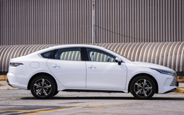 Sắp về Việt Nam xe to hơn Vios, "ăn xăng như ngửi": Chỉ 3,8L/100km, có thể cắm sạc đi 120km như xe điện