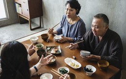 Nghe mẹ chồng thốt 1 câu trong bữa cơm, tôi ngã ngửa: Hóa ra bao lâu nay mình bị lừa!