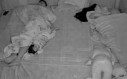 Clip mẹ phản xạ cực nhanh, cứu con trong tích tắc gây xúc động mạnh: “Đúng là bản năng làm mẹ”