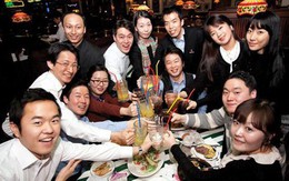 Đi họp lớp, người đàn ông chi gần 500 triệu mua iPhone 17 tặng bạn cũ: Sự thật lộ tẩy, phải lập tức rời nhóm chat