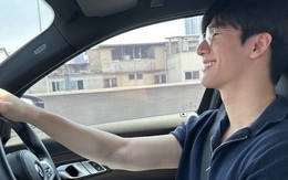 Tân sinh viên lái BMW giá 3 tỷ trong ngày đầu đi học, nhìn xuống chân thấy một thứ "không phải người giàu không hiểu được"