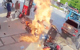 Kinh hoàng khoảnh khắc xe con húc đổ trụ xăng, nhân viên cây xăng suýt bị thương giữa biển lửa