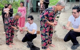 Ngọc Sơn cầm xấp tiền đưa thẳng cho một cụ bà, đếm đủ 20 tờ 500 nghìn