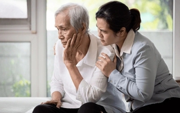 Chu cấp 20 triệu đồng/tháng cho mẹ chồng, phát hiện tài khoản trống không con dâu lập tức dừng ngay: Không ai oán trách, còn cảm ơn