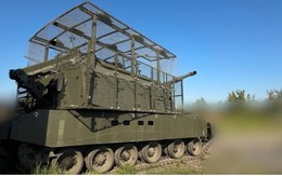 Pháo tự hành 2S19M2 xuất hiện với ‘bếp nướng ngoài trời’ và anten gây nhiễu