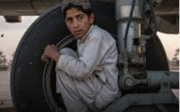 Thiếu niên lén lút bám càng chuyến bay dài 94 phút, tình trạng sau khi hạ cánh khiến nhiều người không dám tin