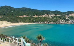 Bãi biển hoang sơ nhiều người chưa biết, gần nơi "đón bình minh đầu tiên ở Việt Nam": Có biển cấm tắm