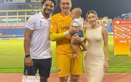 Yến Xuân khoe dáng sexy bế con đến sân vận động, Văn Lâm "xin vía" Xuân Son cho con trai cưng làm tiền đạo