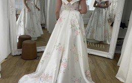 Bức ảnh cô dâu thử váy cưới ngỡ bình thường nhưng phóng to 4 lần lên mới thấy chi tiết "lạ"