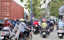 201 xe máy nào đi trên vỉa hè ở TP HCM bị Đội CSGT Hàng Xanh ghi hình?