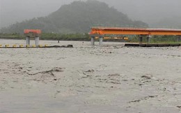 Siêu bão Ragasa cuốn trôi cầu ở Đài Loan (Trung Quốc), hơn 260 người bị mắc kẹt