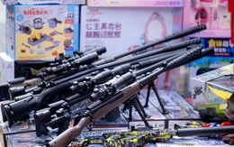 Phố Hàng Mã: Đồ chơi bạo lực công khai bày bán dịp Trung thu