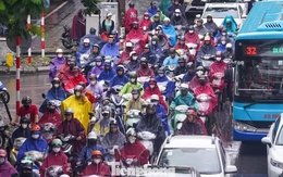 Ảnh hưởng bão số 9, Hà Nội mưa từ sáng sớm, giao thông ùn tắc