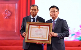 HLV Mai Đức Chung được trao tặng danh hiệu Anh hùng Lao động 