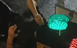 Vụ tai nạn kỳ lạ: Người đàn ông kẹt đầu trong đèn giao thông, mất gần một giờ để giải cứu