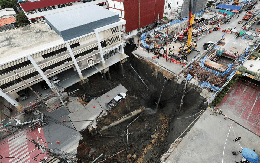 Vụ "hố tử thần" sâu 50m giữa lòng Bangkok: Hơn 50.000 bao cát được dùng để lấp khe hở, hé lộ nguyên nhân ban đầu