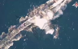 Khoảnh khắc UAV diệt tàu không người lái ngoài khơi Crimea