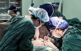 Nam thanh niên phát triển ngực như phụ nữ vì sai lầm khi tập gym